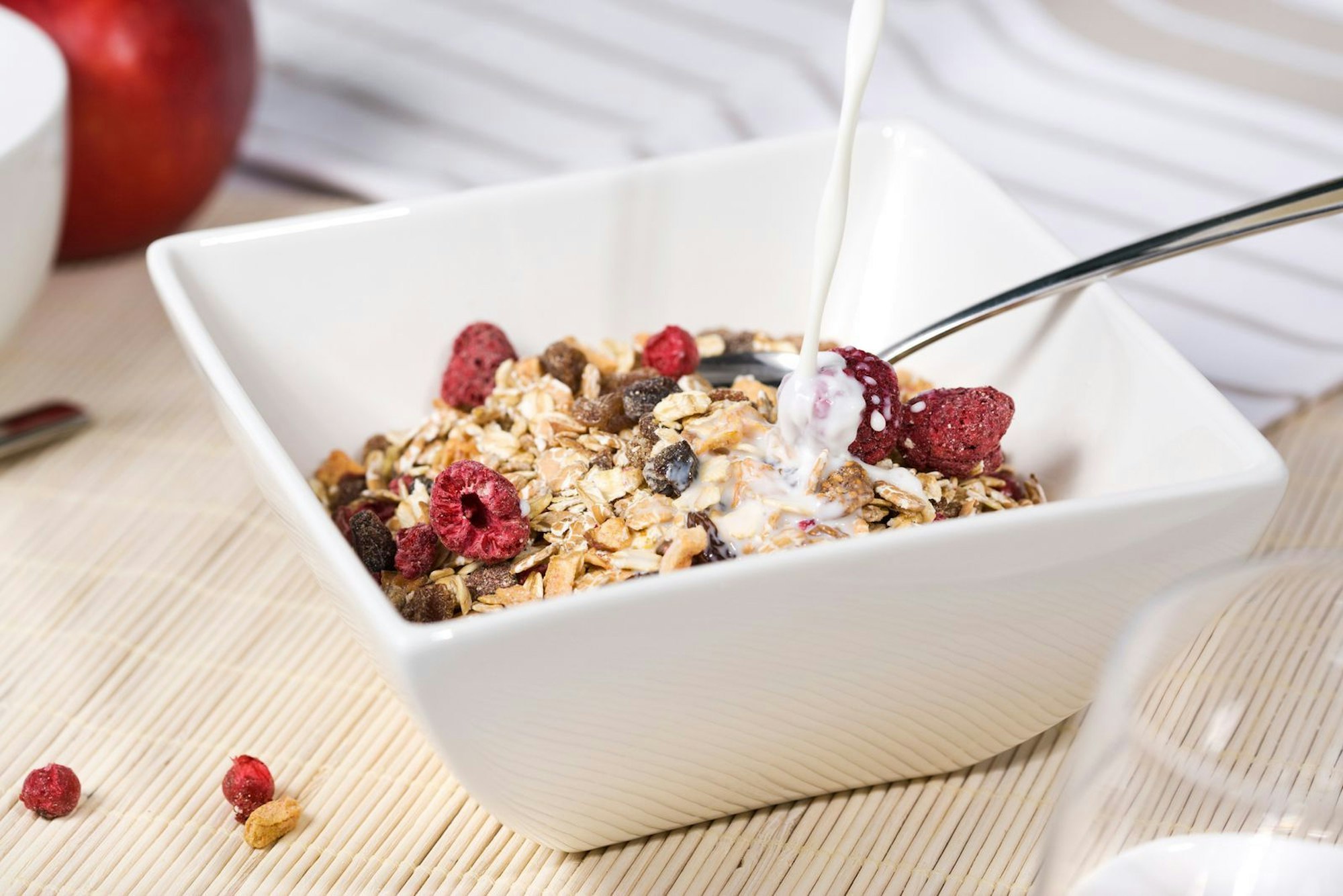 Die bessere Alternative: Bereiten Sie Ihr eigenes Frühstücksmüsli zu. Mischen Sie beispielsweise Haferflocken, frische Früchte und nährstoffreiche Nüsse wie Mandeln, Haselnüsse, Walnüsse oder Cashews. Sie werden sehen, Ihr Start in den Tag ist nicht nur gesünder, sondern die Sättigung hält auch wesentlich länger an. (Bild: iStock / eyewave)