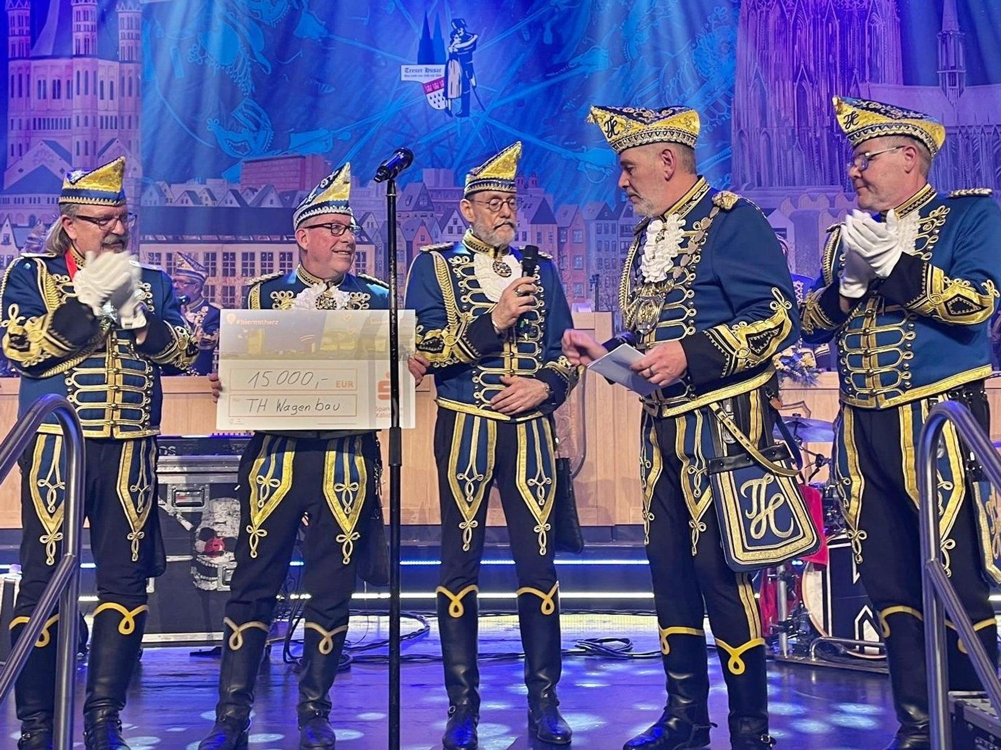 Spendenübergabe beim Treuen Husaren.