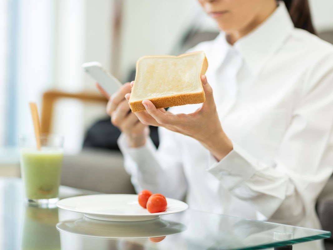Sie würden gerne ein paar Pfunde verlieren, doch hungrig wollen Sie auch nicht sein? Dann sollten Sie darauf achten, was Sie zu sich nehmen. Denn überall lauern Fallen: Bestimmte Lebensmittel machen mehr Hunger, statt zu sättigen. Wir verraten Ihnen, in welchen Lebensmitteln sich sogenannte „leere Kalorien“ verstecken und Sie so schnell wieder hungrig werden lassen ... (Bild: iStock / byryo)