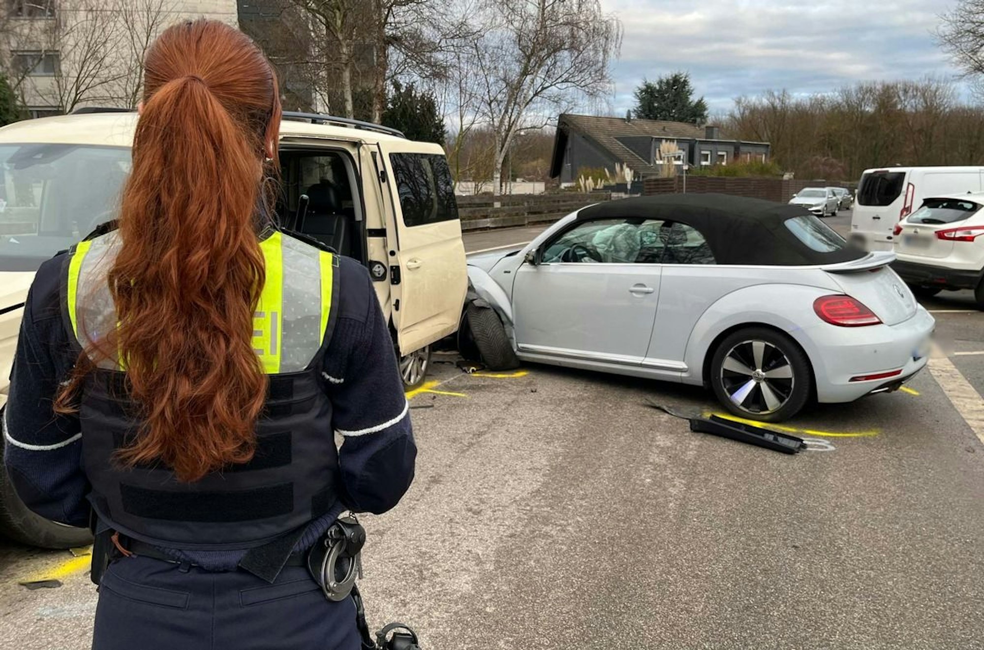 Zwei Autos nach einem Unfall in Bergheim.
