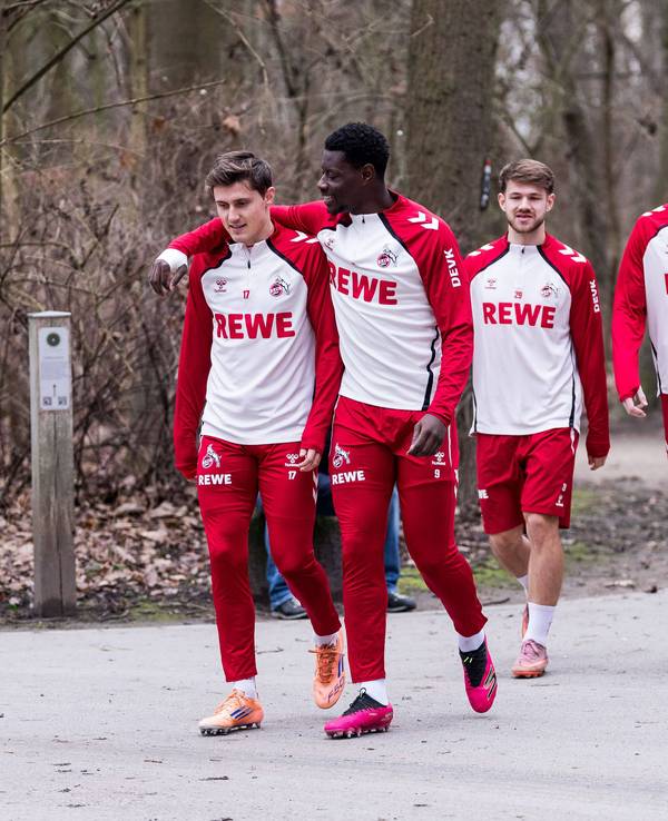 Alessio Castro-Montes vom 1. FC Köln im Arm von FC-Stürmer Ragnar Ache.