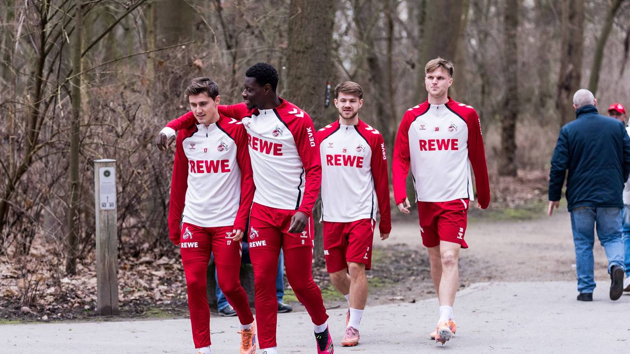 Alessio Castro-Montes vom 1. FC Köln im Arm von FC-Stürmer Ragnar Ache.