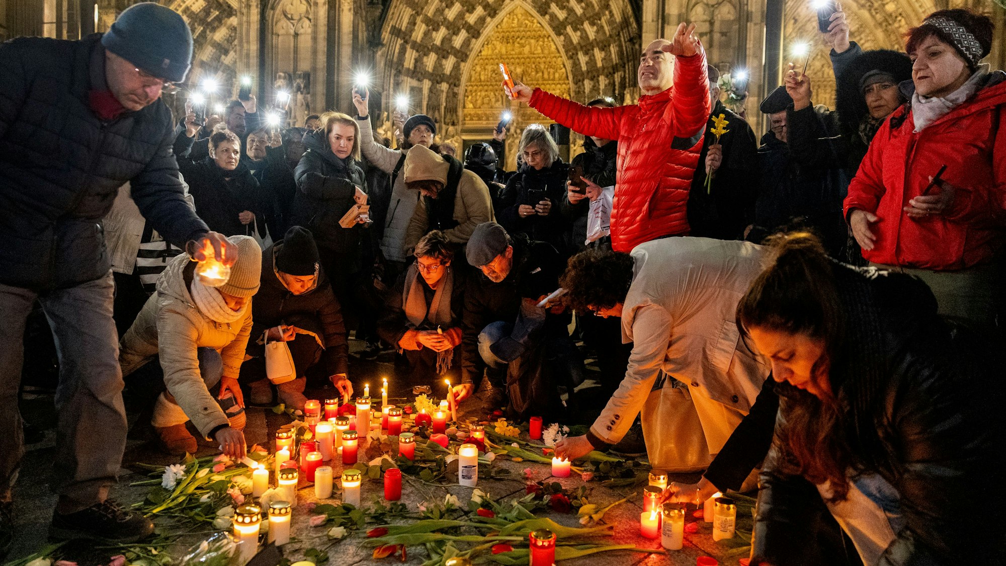 Am Kölner Dom gedachten Menschen der Opfer der Proteste im Iran.