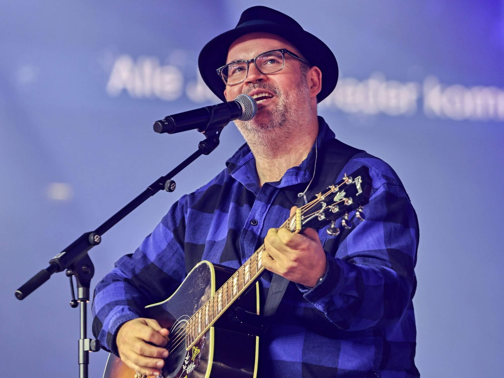 Björn Heuser beim Auftritt auf der Bühne.