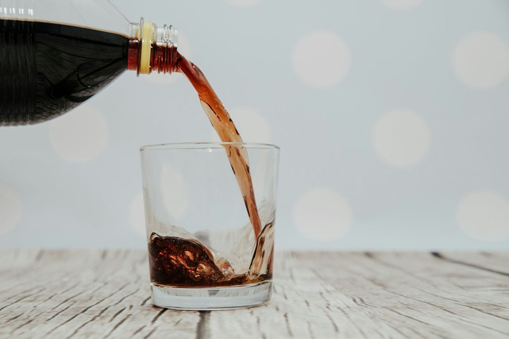 In Cola light stecken kaum Kalorien, also alles gut? Nicht wirklich. Denn Süßstoffe sorgen nur dafür, dass ein Lebensmittel süß schmeckt. Energie liefern sie nicht. Deshalb sind Light-Produkte nicht dazu geeignet, den Hunger zu stillen. (Bild: iStock / Sebastian Gorczowski)