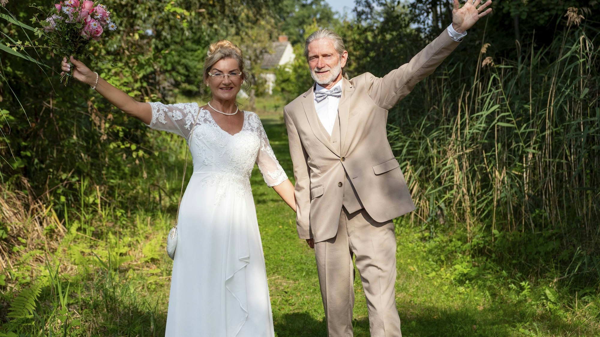 Älteres Paar feiert Hochzeit im Grünen