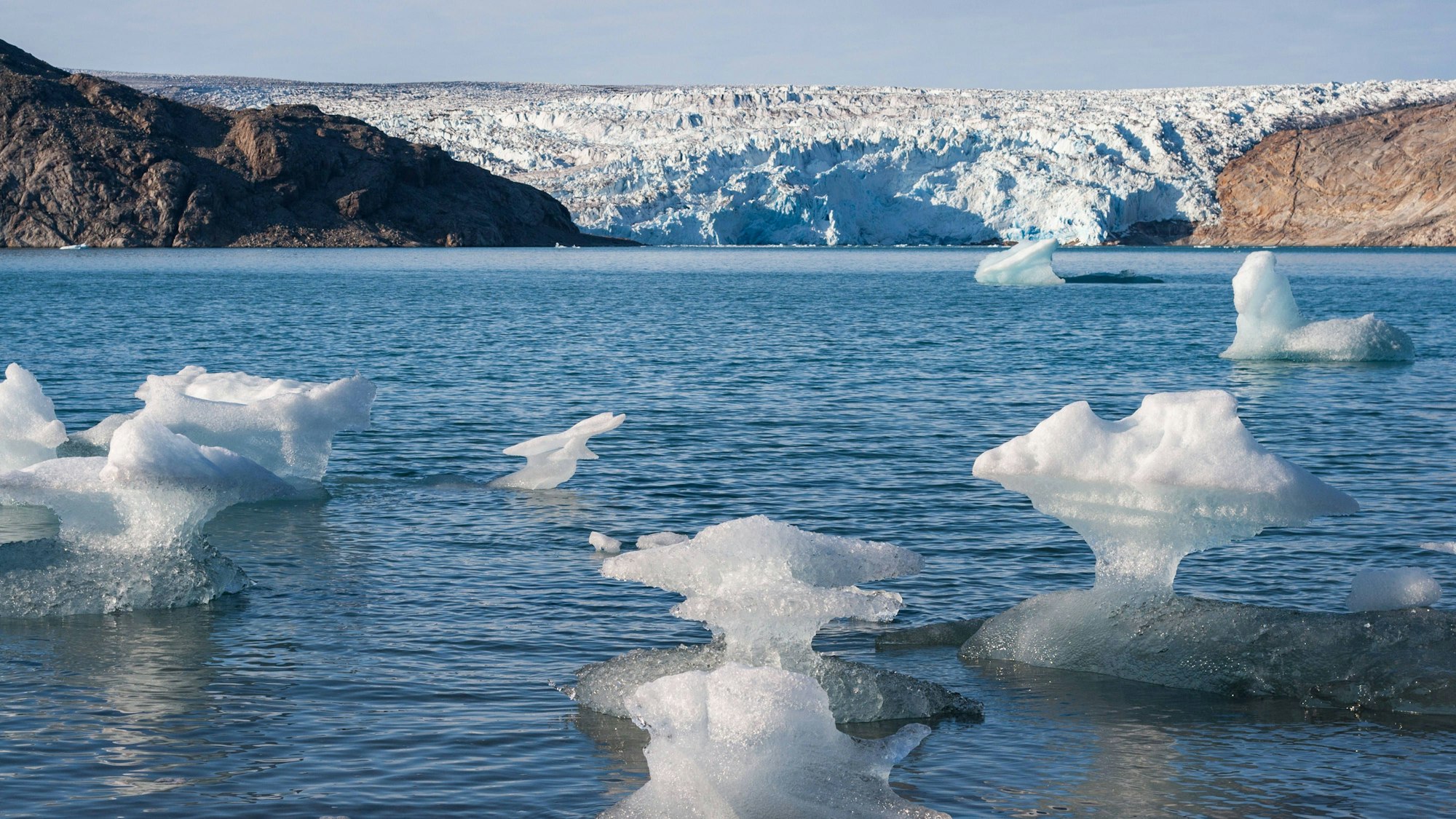 Grönländische Landschaft mit Gletscher, Eisbergen und Wasser von Rafael Bastante