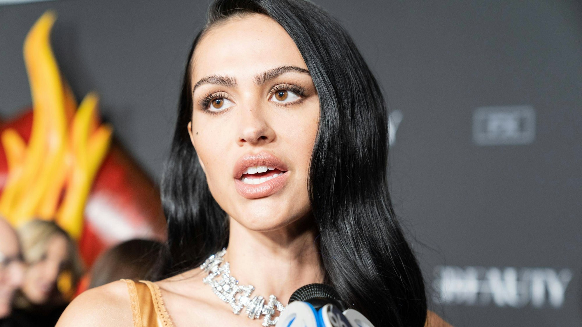 Amelia Gray zog auf dem roten Teppich alle Blicke auf sich.