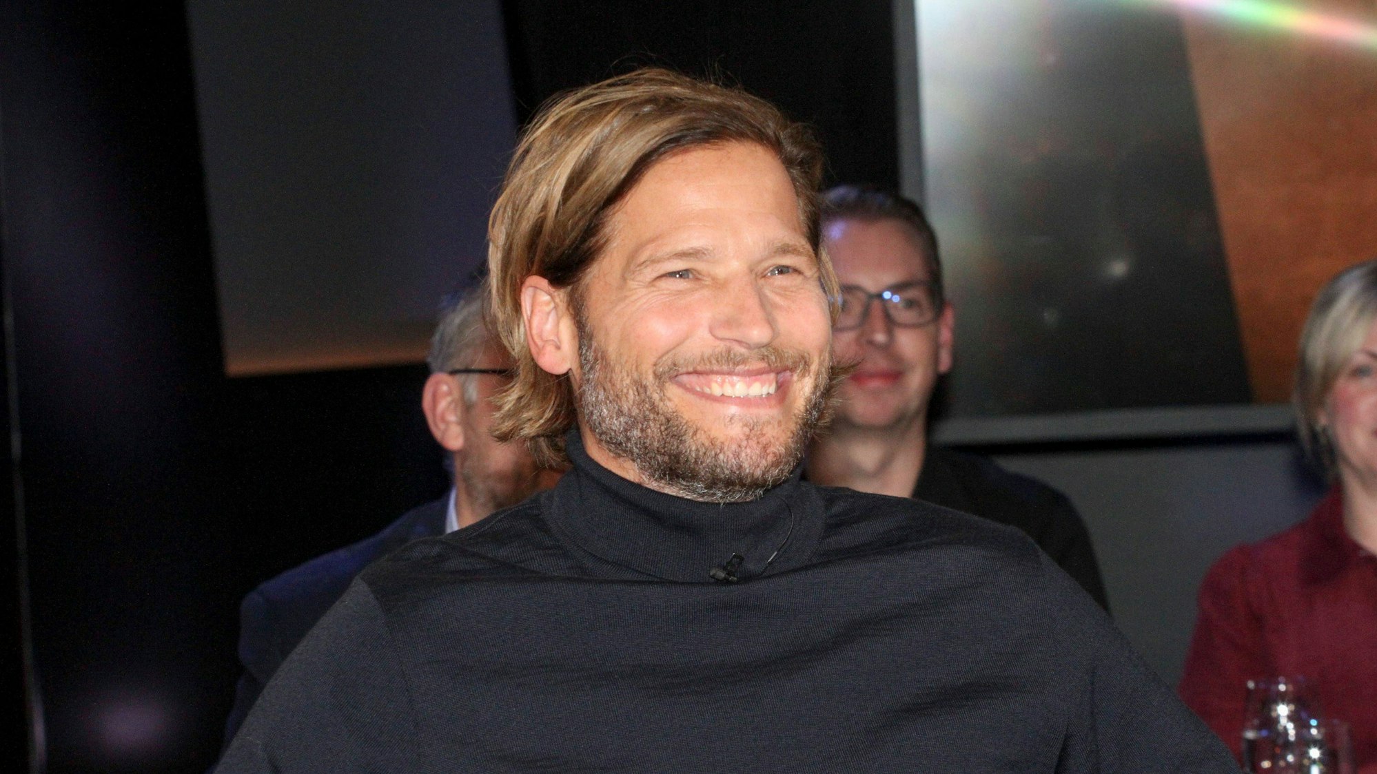 Sebastian Ströbel, ein lächelnder Mann mit Bart und blondem Haar