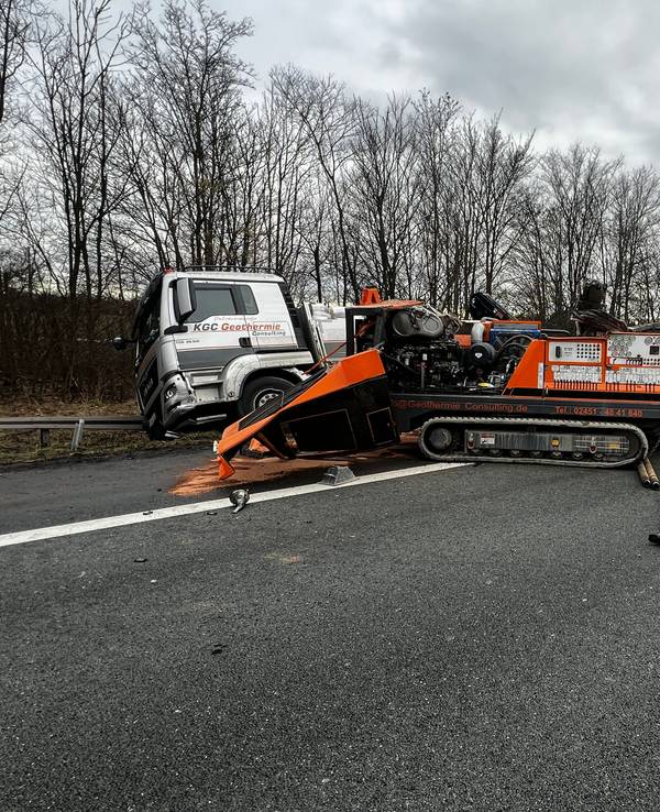 Zwischen Leverkusen und Köln Mülheim ist ein Lkw von der Autobahn abgekommen.