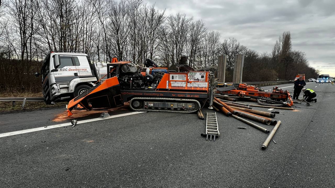 Zwischen Leverkusen und Köln Mülheim ist ein Lkw von der Autobahn abgekommen.