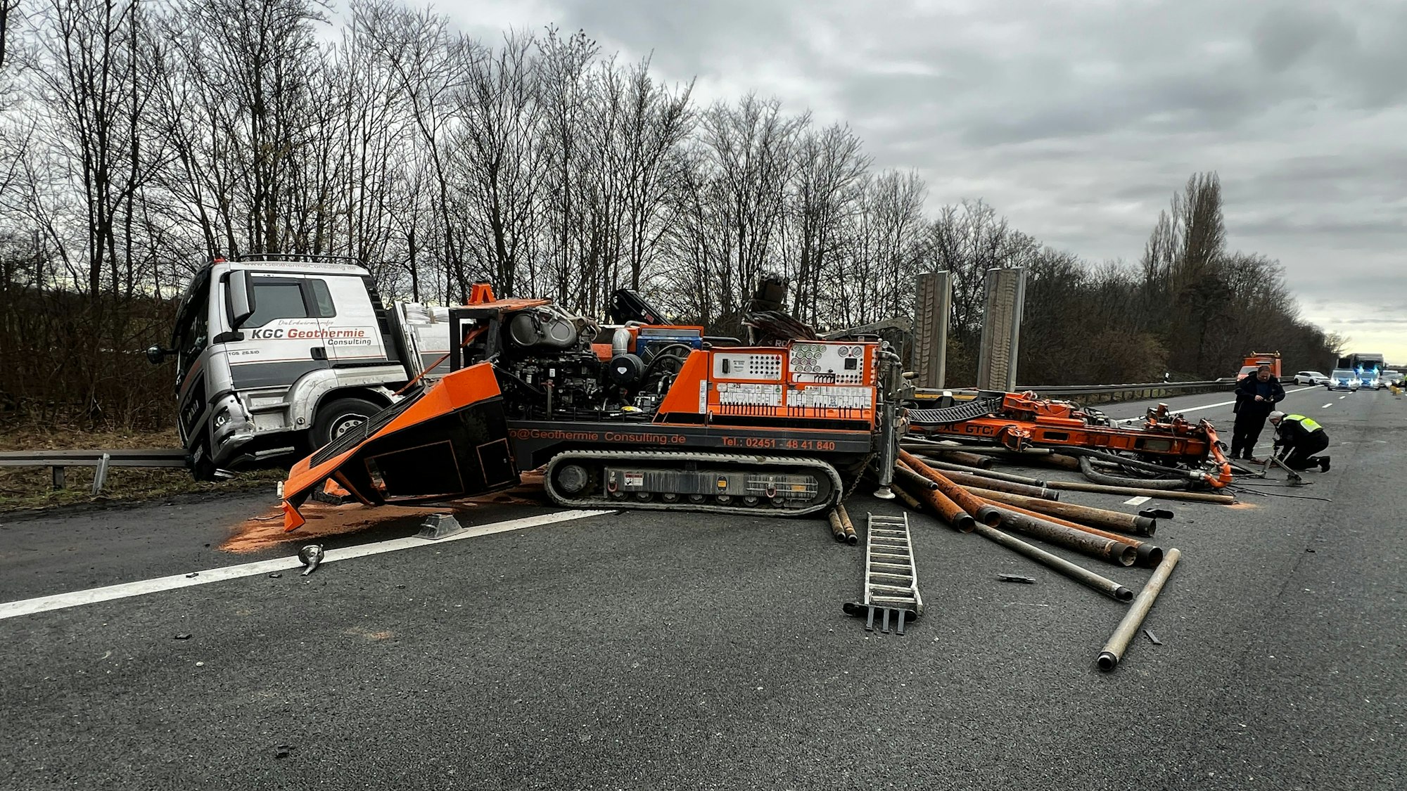 Zwischen Leverkusen und Köln Mülheim ist ein Lkw von der Autobahn abgekommen.