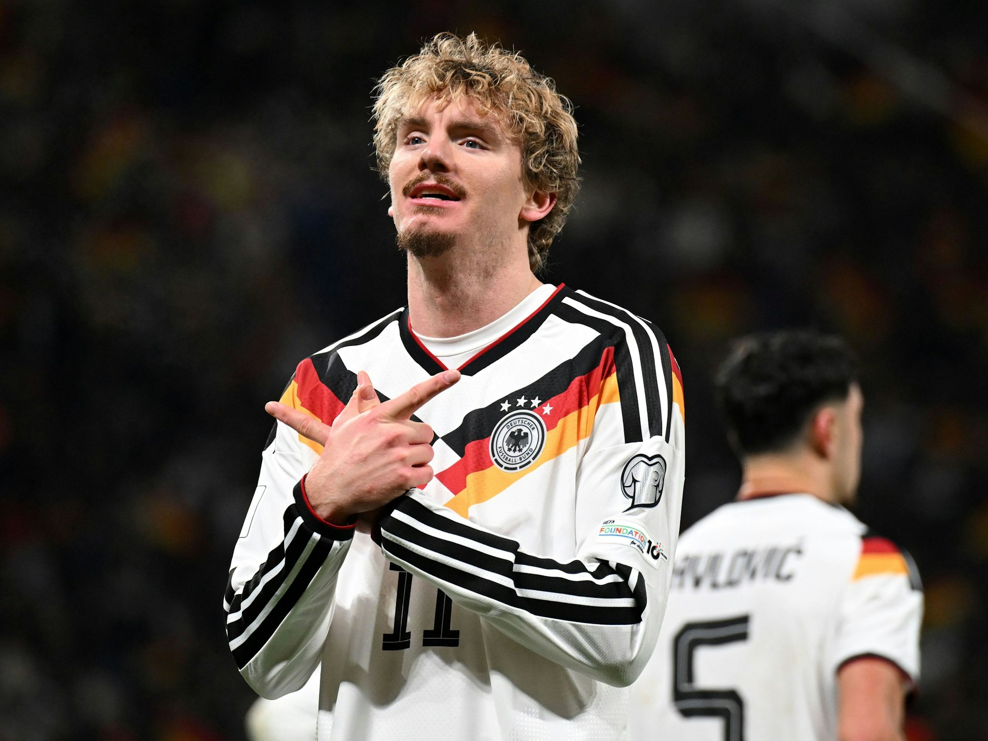 DFB-Stürmer Nick Woltemade im neuen Trikot der deutschen Nationalmannschaft.