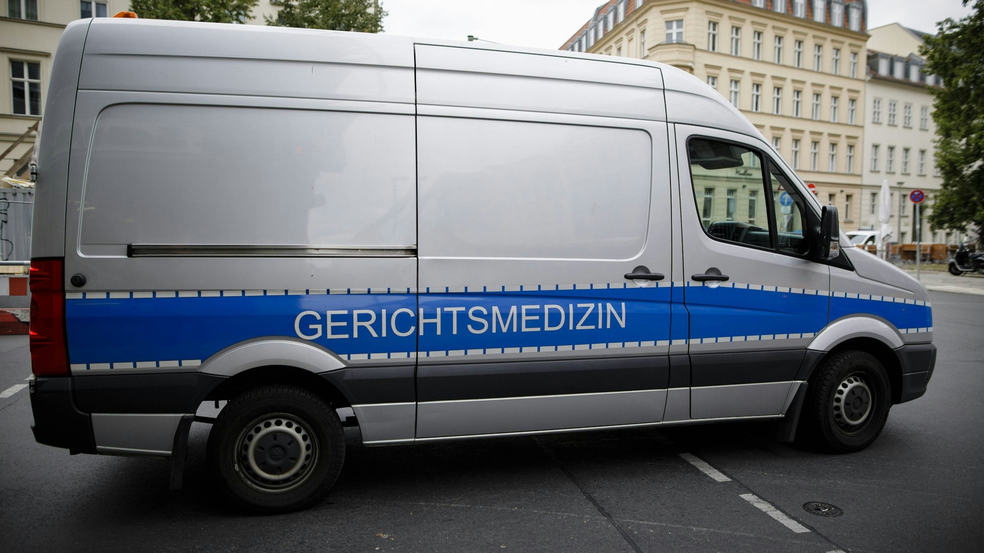 Ein Transporter mit der Aufschrift Gerichtsmedizin