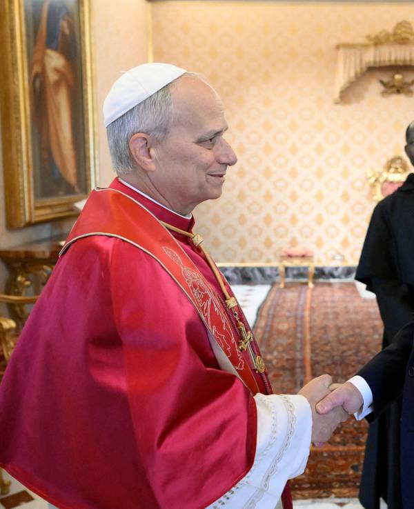 Fürst Albert II. (rechts) zu Besuch bei Papst Leo XIV. Auf der linken Wange des Fürsten ist deutlich eine Narbe zu sehen.