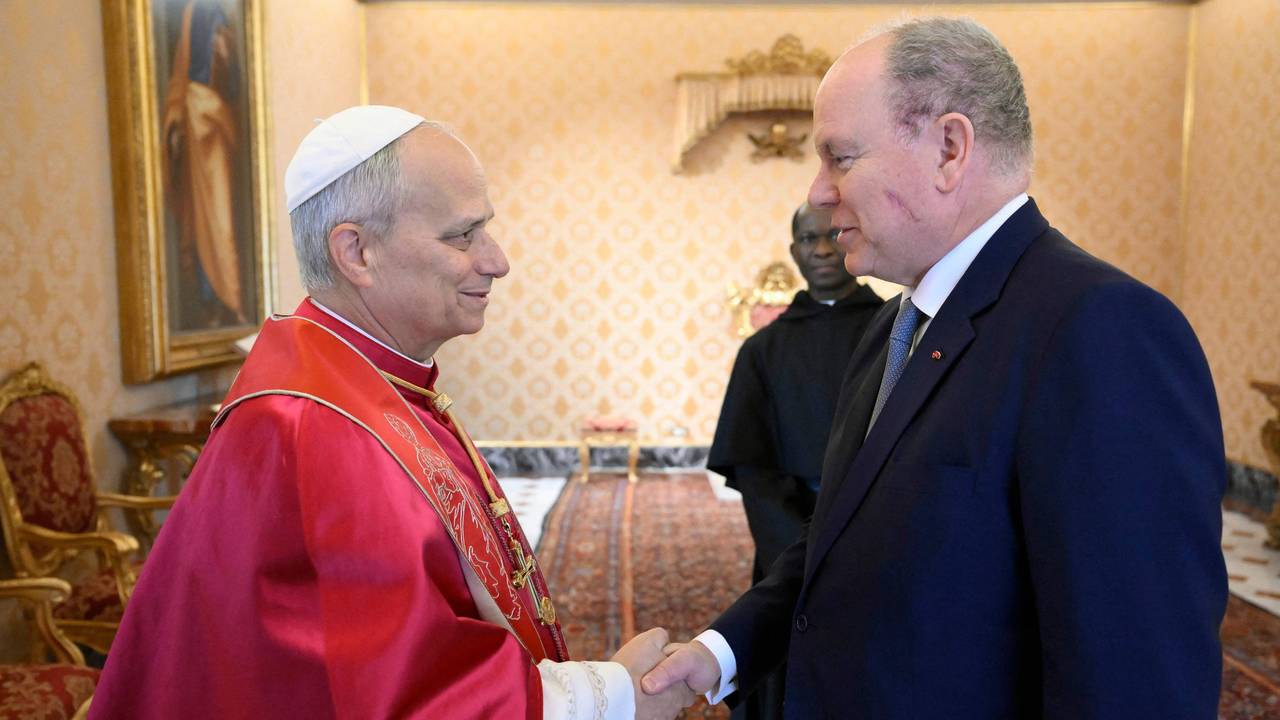 Fürst Albert II. (rechts) zu Besuch bei Papst Leo XIV. Auf der linken Wange des Fürsten ist deutlich eine Narbe zu sehen.