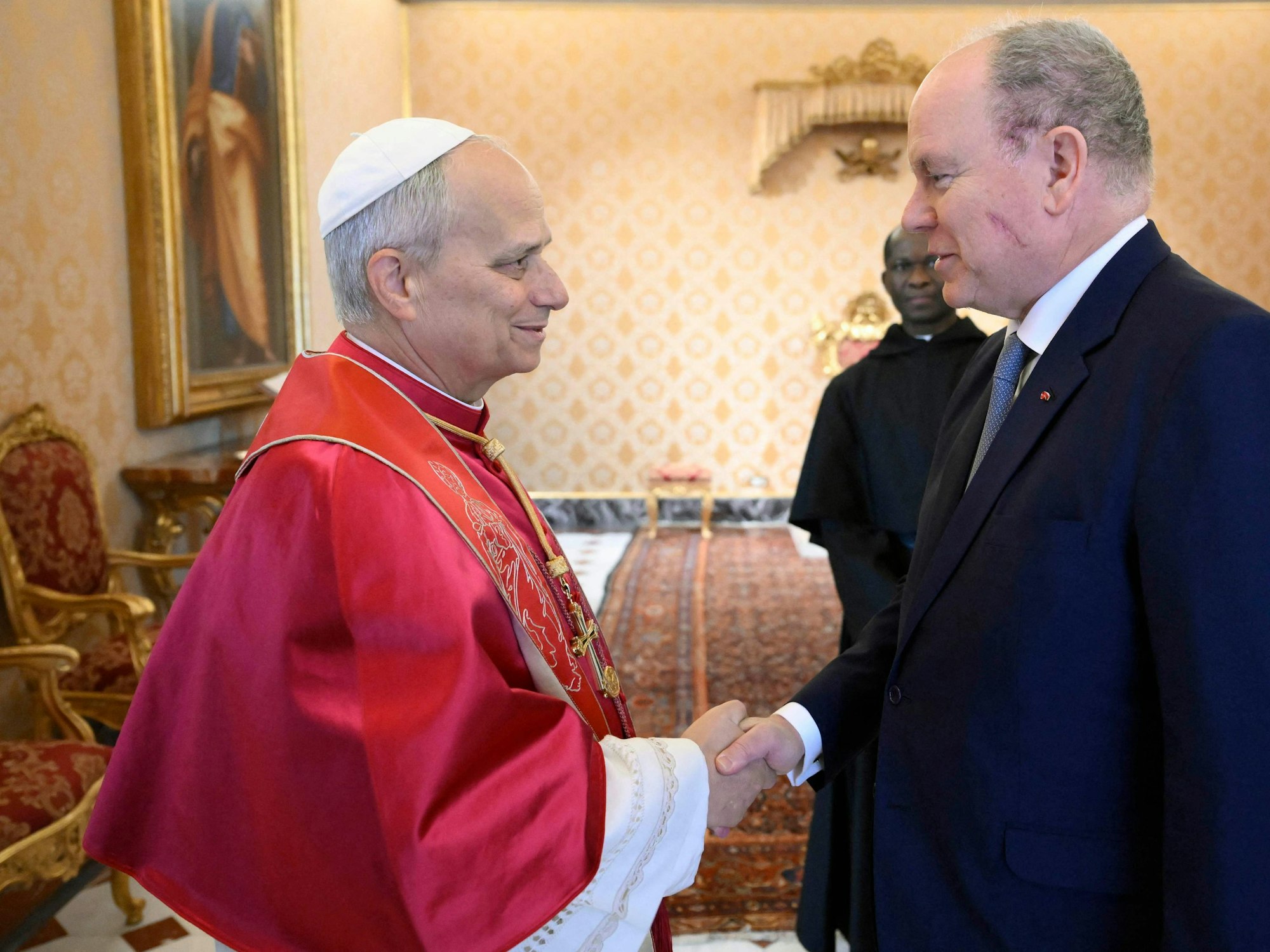 Fürst Albert II. (rechts) zu Besuch bei Papst Leo XIV. Auf der linken Wange des Fürsten ist deutlich eine Narbe zu sehen.