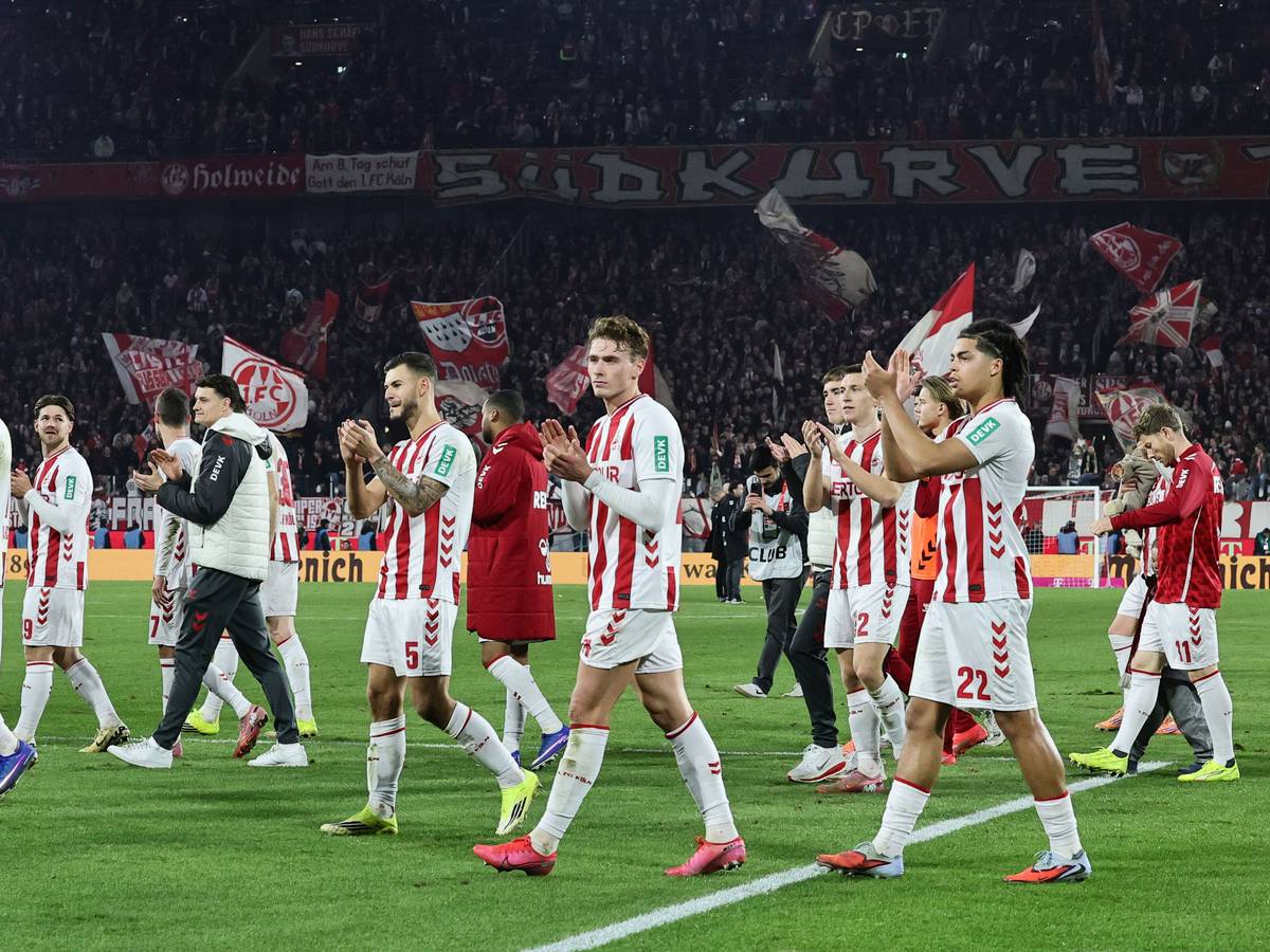 Applaus der Spieler des 1. FC Köln.