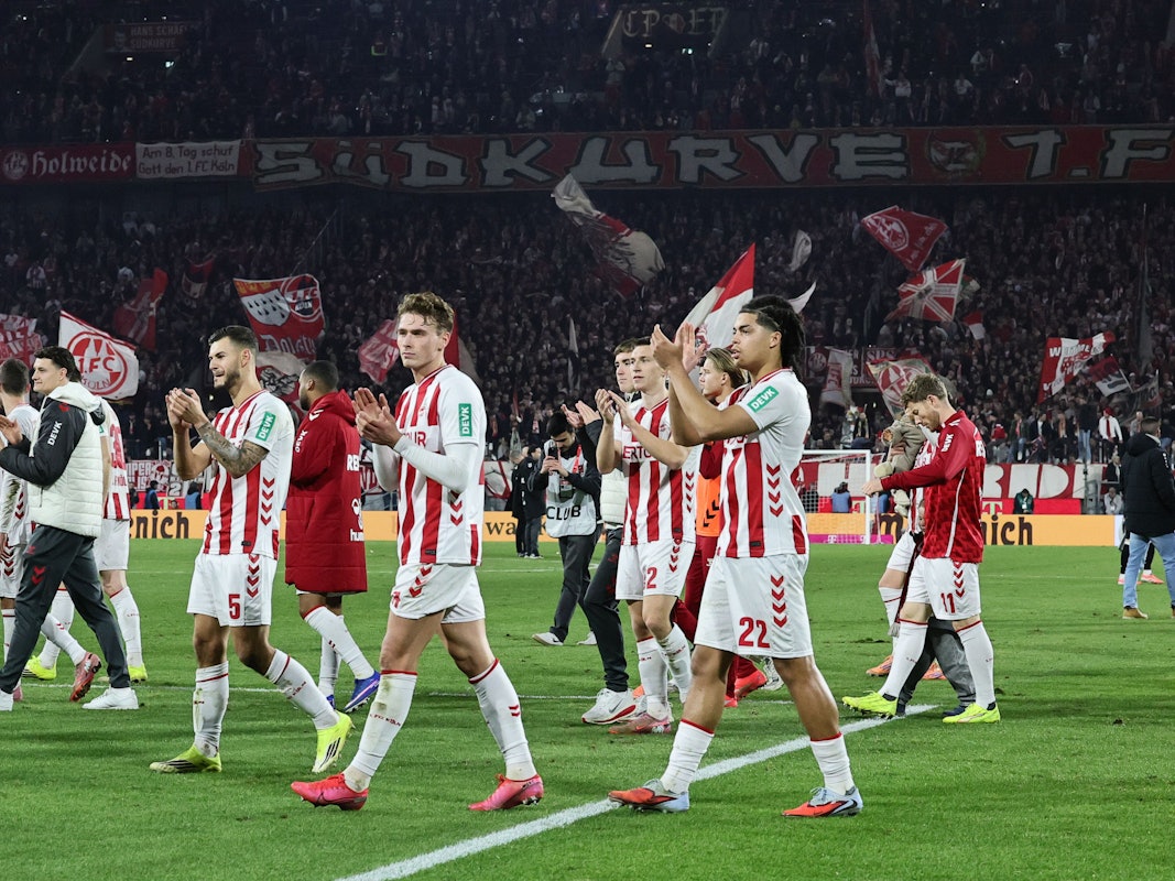 Applaus der Spieler des 1. FC Köln.