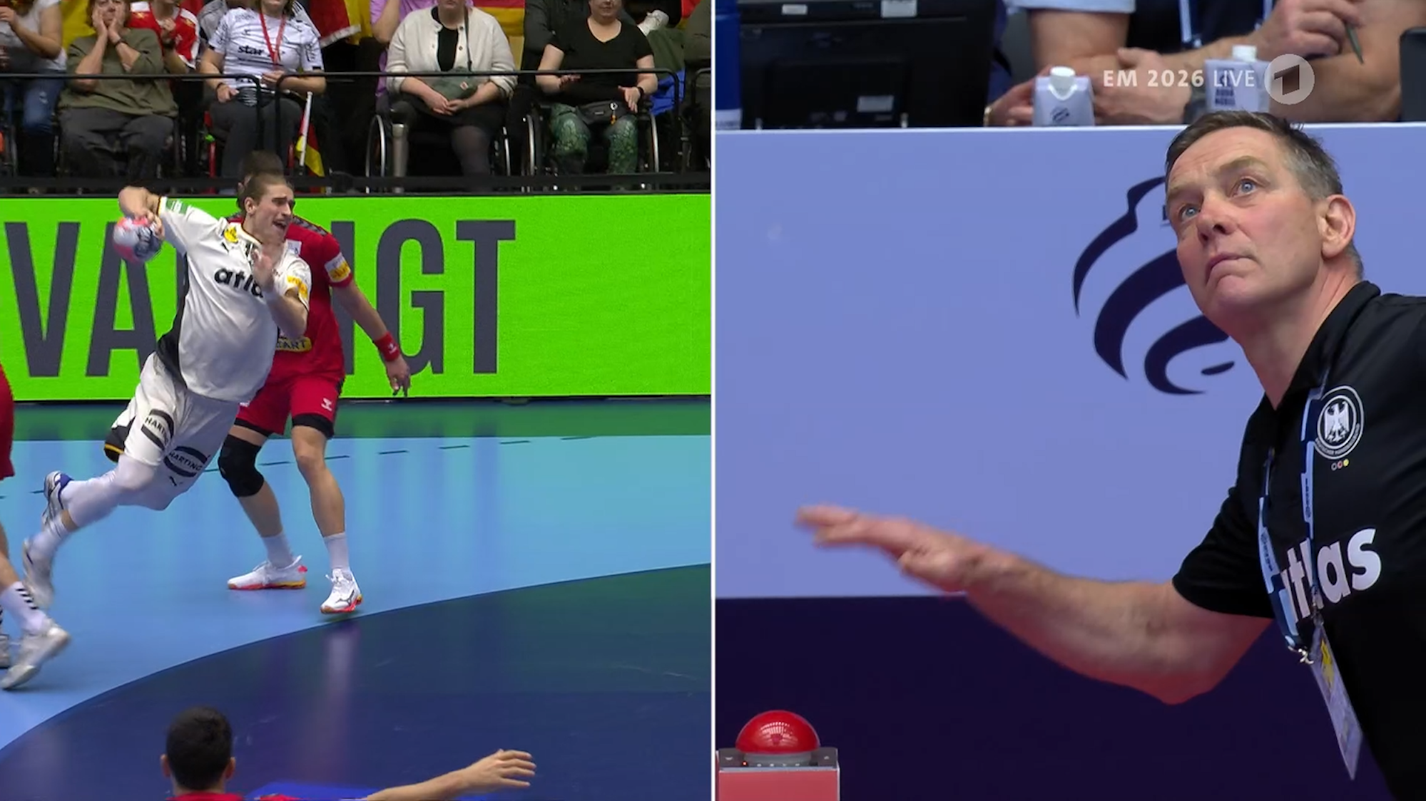 Alfred Gislason schaut auf den Videowürfel, während Juri Knorr zum Wurf ansetzt.