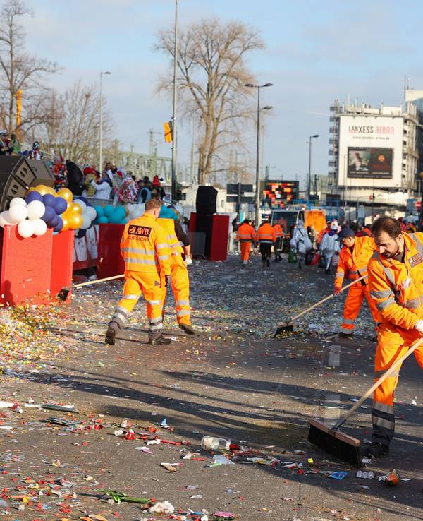 Konfetti hat in Köln keine Chance: Die AWB sind nach dem Zug direkt vor Ort, um alle Reste zu entfernen, wie auf dem Rosenmontagszug im Jahr 2023 in Deutz.