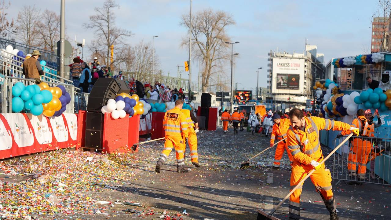Konfetti hat in Köln keine Chance: Die AWB sind nach dem Zug direkt vor Ort, um alle Reste zu entfernen, wie auf dem Rosenmontagszug im Jahr 2023 in Deutz.