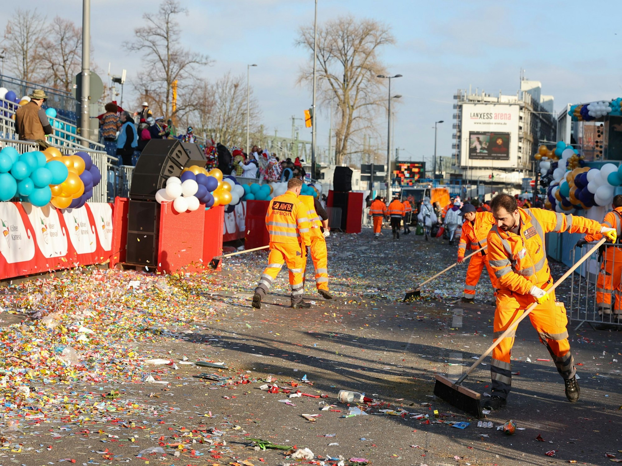 Konfetti hat in Köln keine Chance: Die AWB sind nach dem Zug direkt vor Ort, um alle Reste zu entfernen, wie auf dem Rosenmontagszug im Jahr 2023 in Deutz.