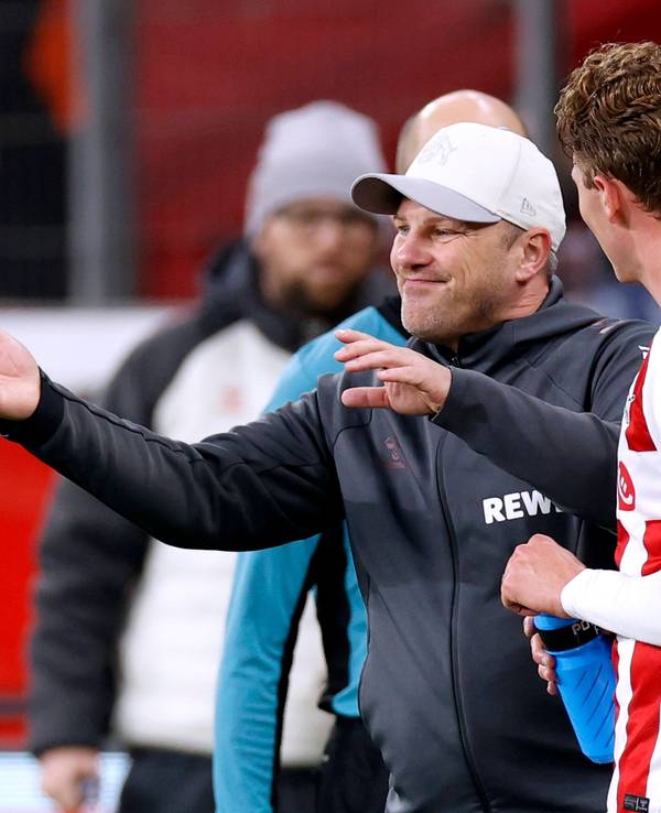 FC-Trainer Lukas Kwasniok gibt Sebastian Sebulonsen Anweiseungenam Spielfeldrand.