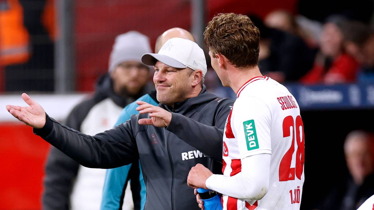 FC-Trainer Lukas Kwasniok gibt Sebastian Sebulonsen Anweiseungenam Spielfeldrand.