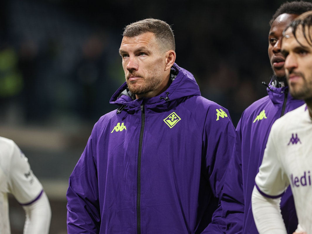 Edin Dzeko steht enttäuscht auf dem Platz.