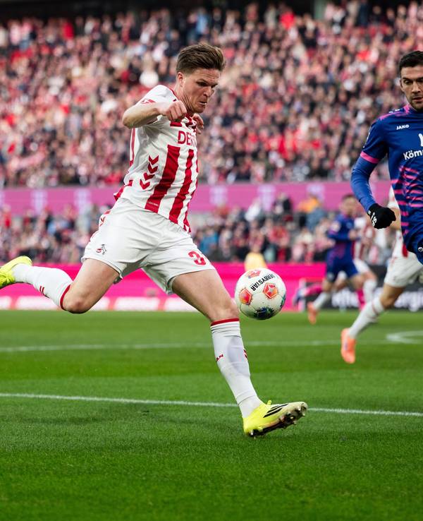 Marius Bülter im Duell mit Stefan Bell.