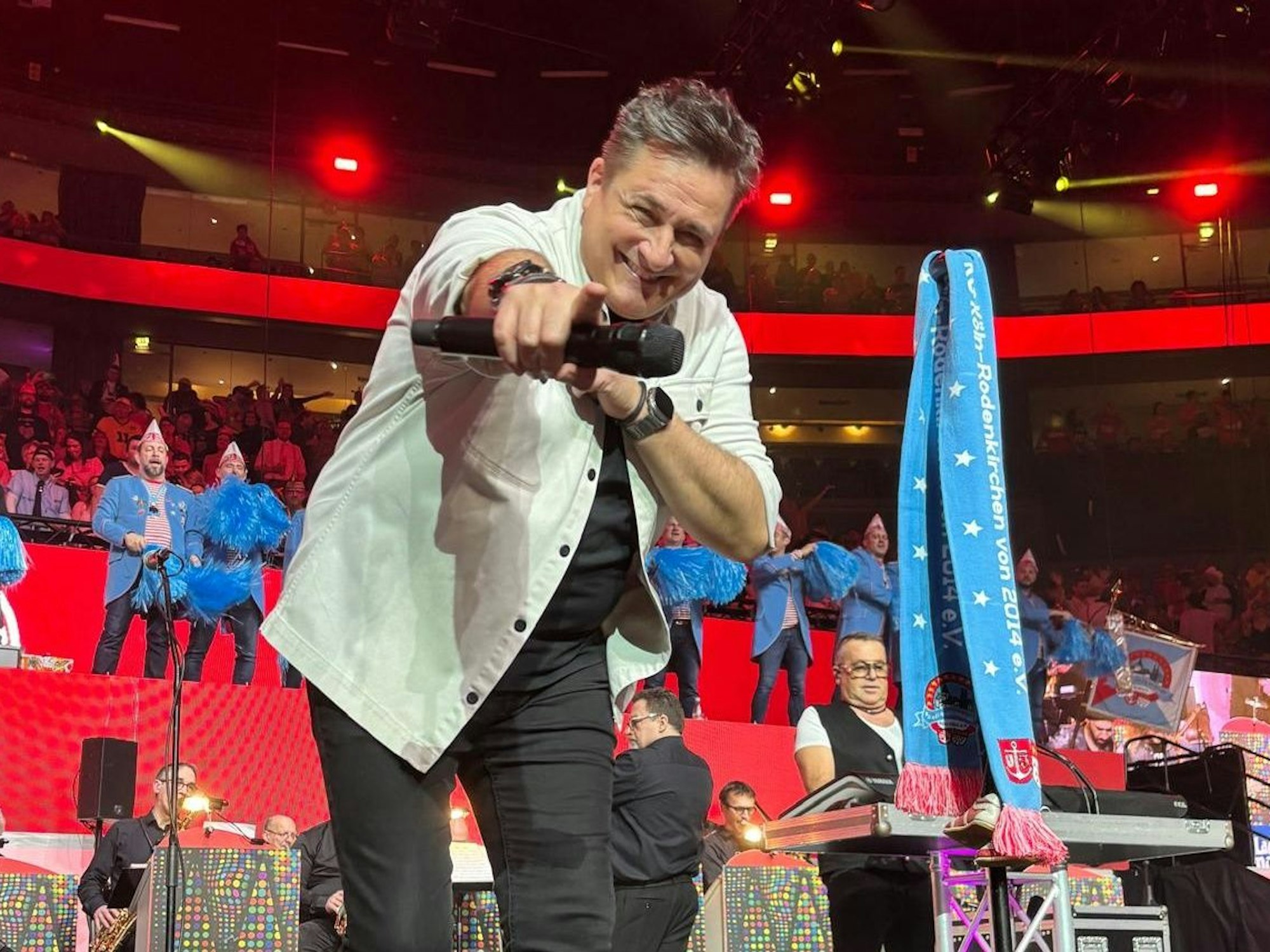 Micky Nauber beim Auftritt der Domstürmer auf der Bühne.