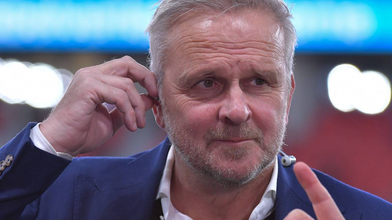 Didi Hamann richtet sich seinen In-Ear-Kopfhörer.