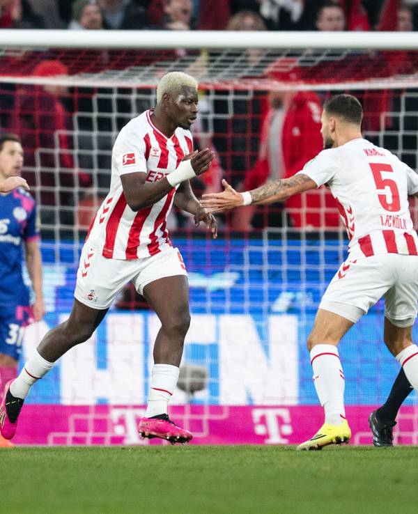 Kristoffer Lund (l-r, 1. FC Köln), Torschütze Ragnar Ache und Tom Krauß jubeln nach dem Treffer zum 1:1 Ausgleich gegen Mainz am 17. Januar 2026.