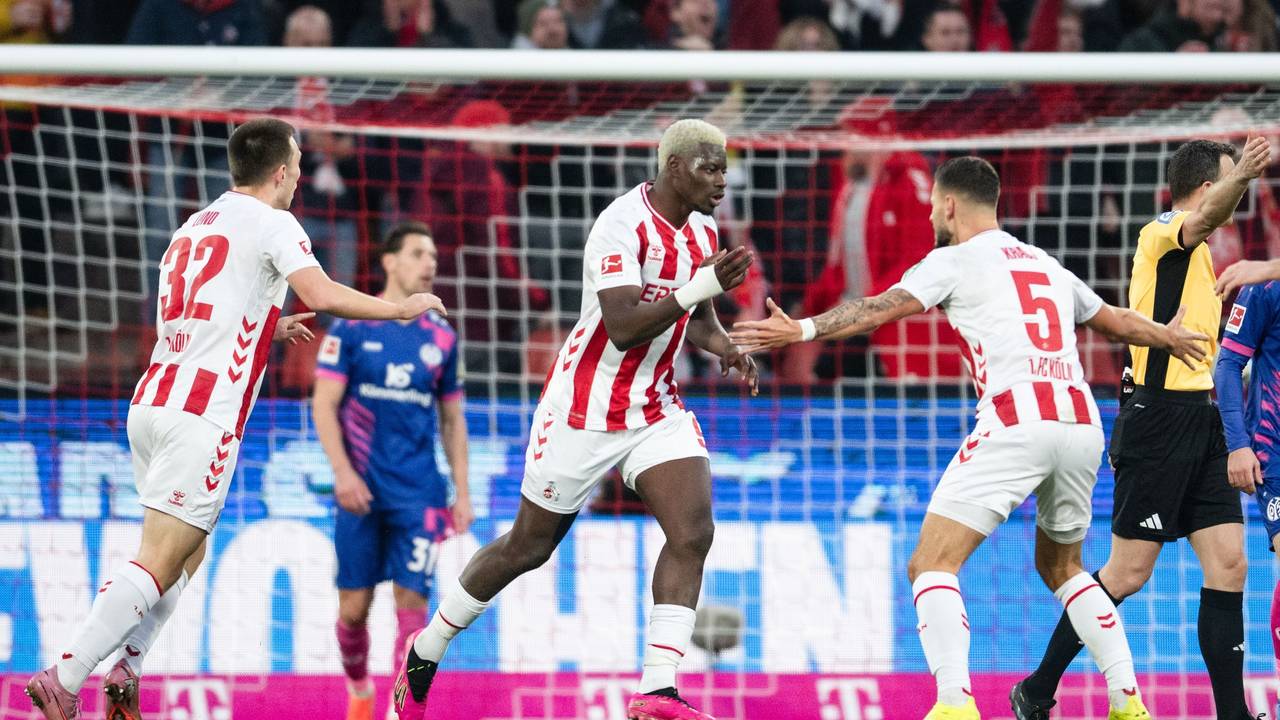 Kristoffer Lund (l-r, 1. FC Köln), Torschütze Ragnar Ache und Tom Krauß jubeln nach dem Treffer zum 1:1 Ausgleich gegen Mainz am 17. Januar 2026.