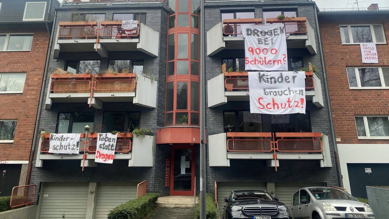An Balkonen hängen Bettlaken mit Aufschriften wie Kinder brauchen Schutz.