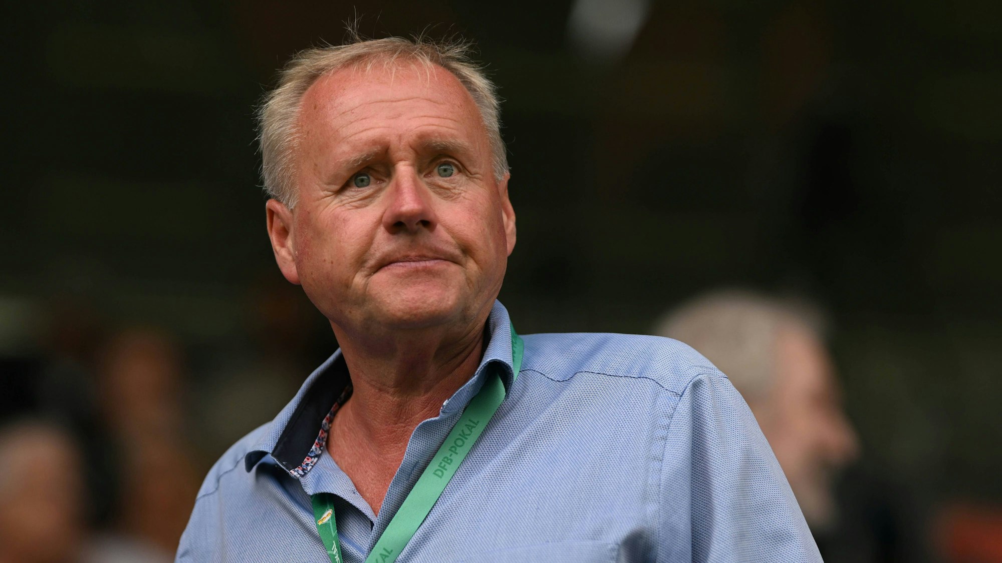 Eric Bock bei einem Spiel von Viktoria Köln auf der Tribüne.