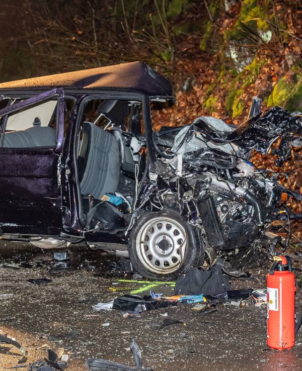 Bei einem Verkehrsunfall in Wipperfürth sind am Freitagabend (16. Januar 2026) zwei Menschen tödlich verunglückt.