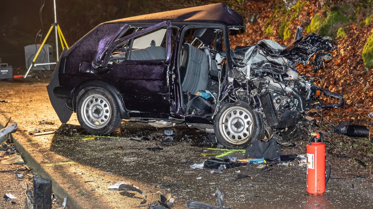 Bei einem Verkehrsunfall in Wipperfürth sind am Freitagabend (16. Januar 2026) zwei Menschen tödlich verunglückt.