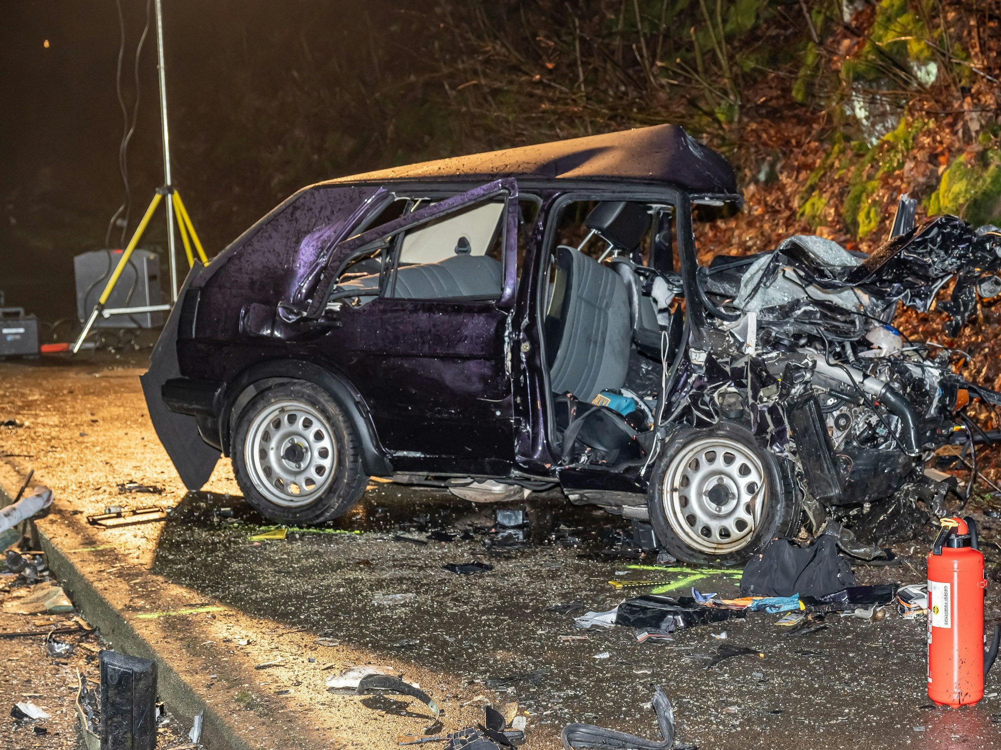 Bei einem Verkehrsunfall in Wipperfürth sind am Freitagabend (16. Januar 2026) zwei Menschen tödlich verunglückt.