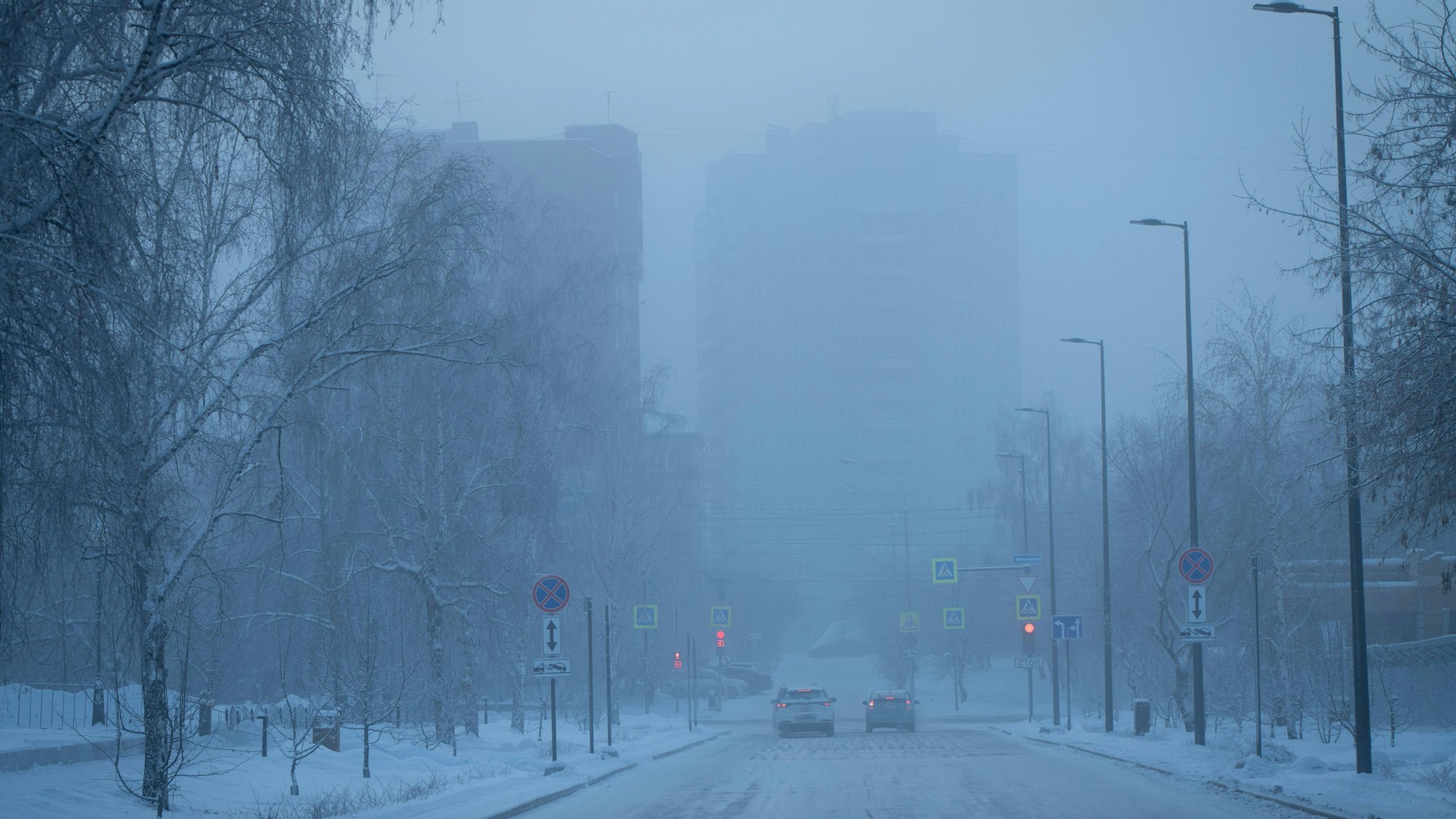 Winterliche Stadtlandschaft im Nebel von Alexander Manzyuk