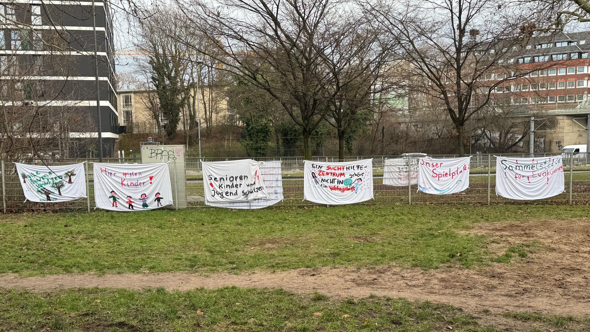 An einem Zaun hängen Protest-Banner.