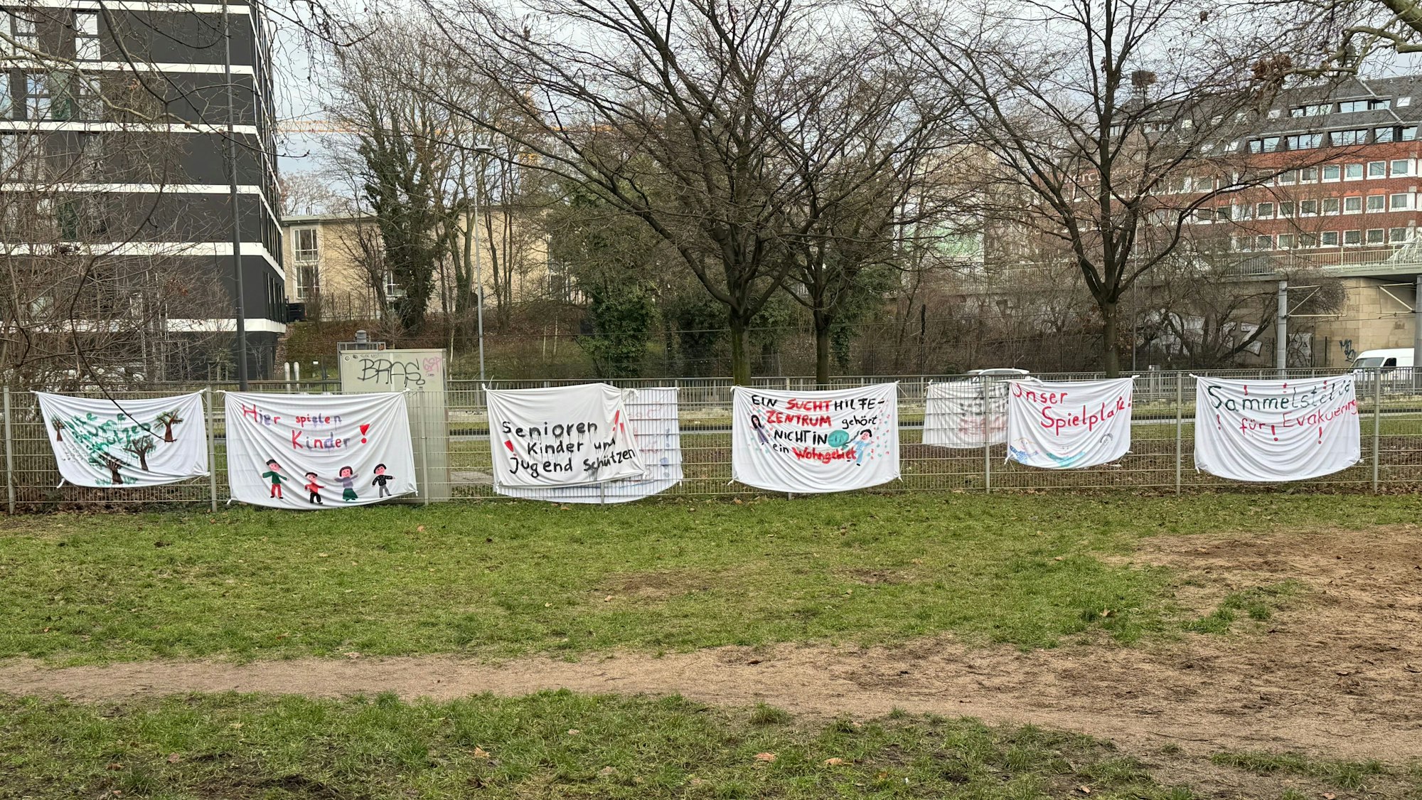 An einem Zaun hängen Protest-Banner.