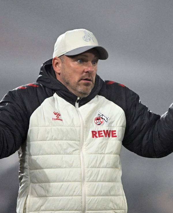 Lukas Kwasniok ratlos am Spielfeldrand beim Spiel des 1. FC Köln.