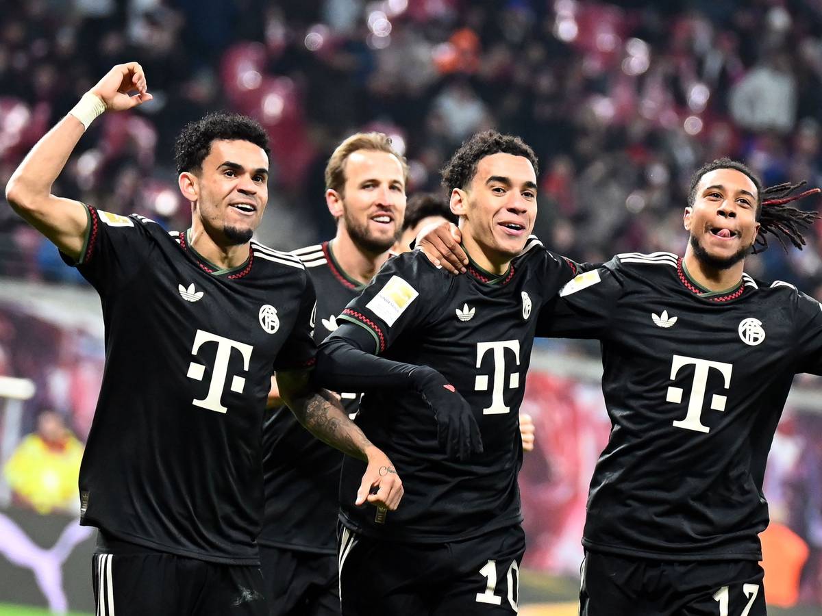 Luis Diaz, Harry Kane, Jamal Musiala und Michael Olise jubeln gemeinsam.