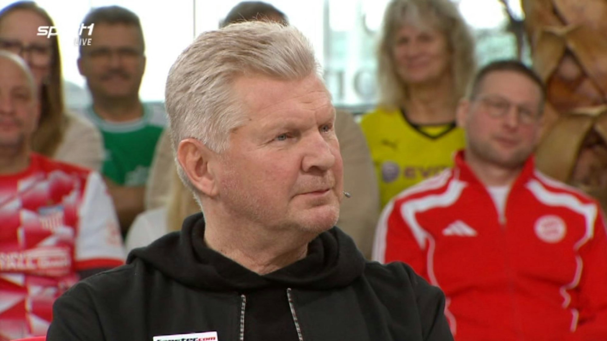 Stefan Effenberg blickt sich im Doppelpass um.