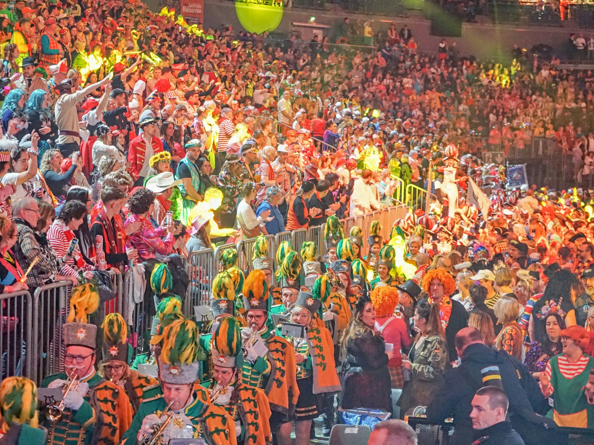 Die Vereine beim Einzug in die Lachende Kölnarena.