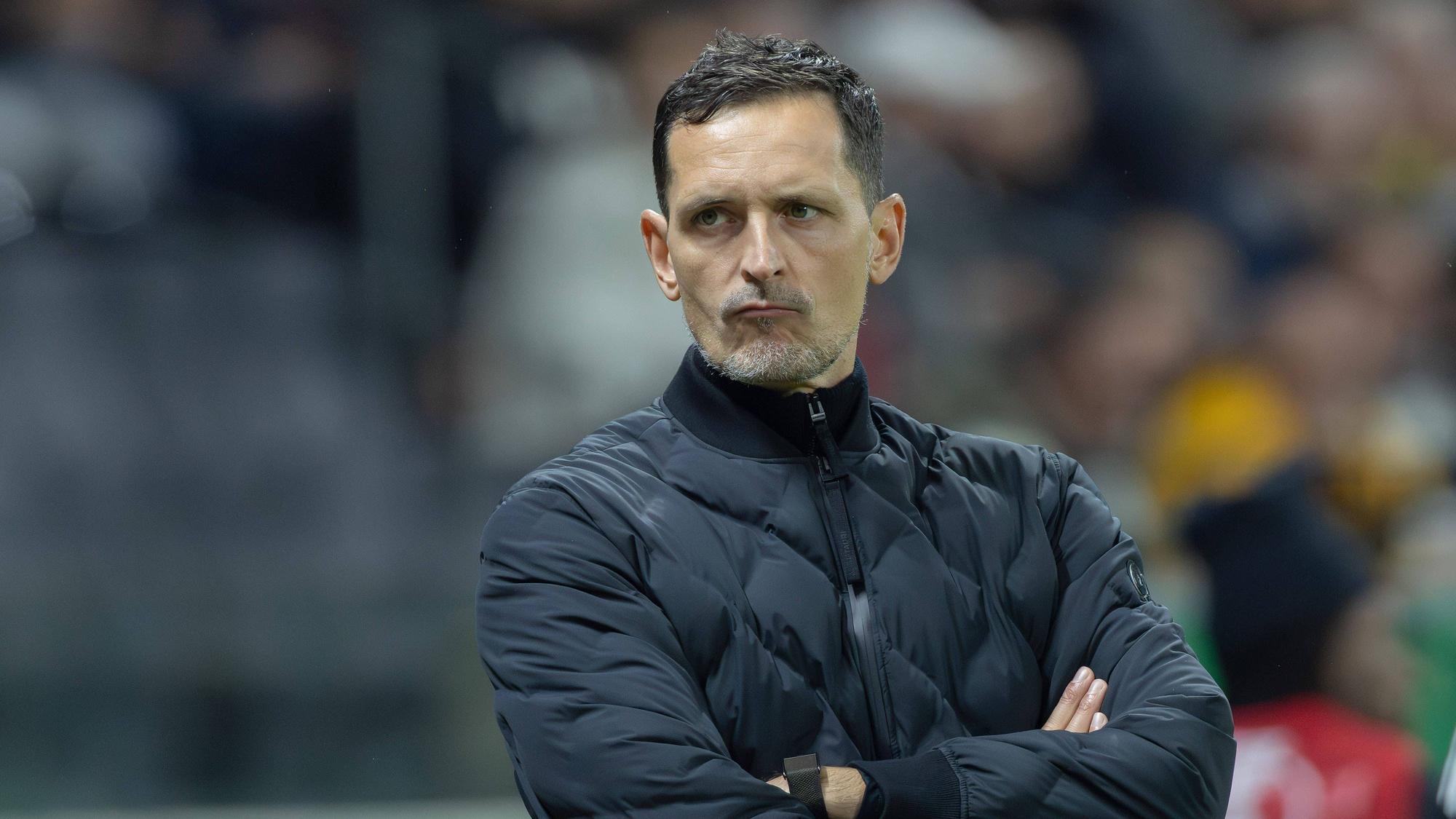 Dino Toppmöller hadert bei einem Spiel von Eintracht Frankfurt.