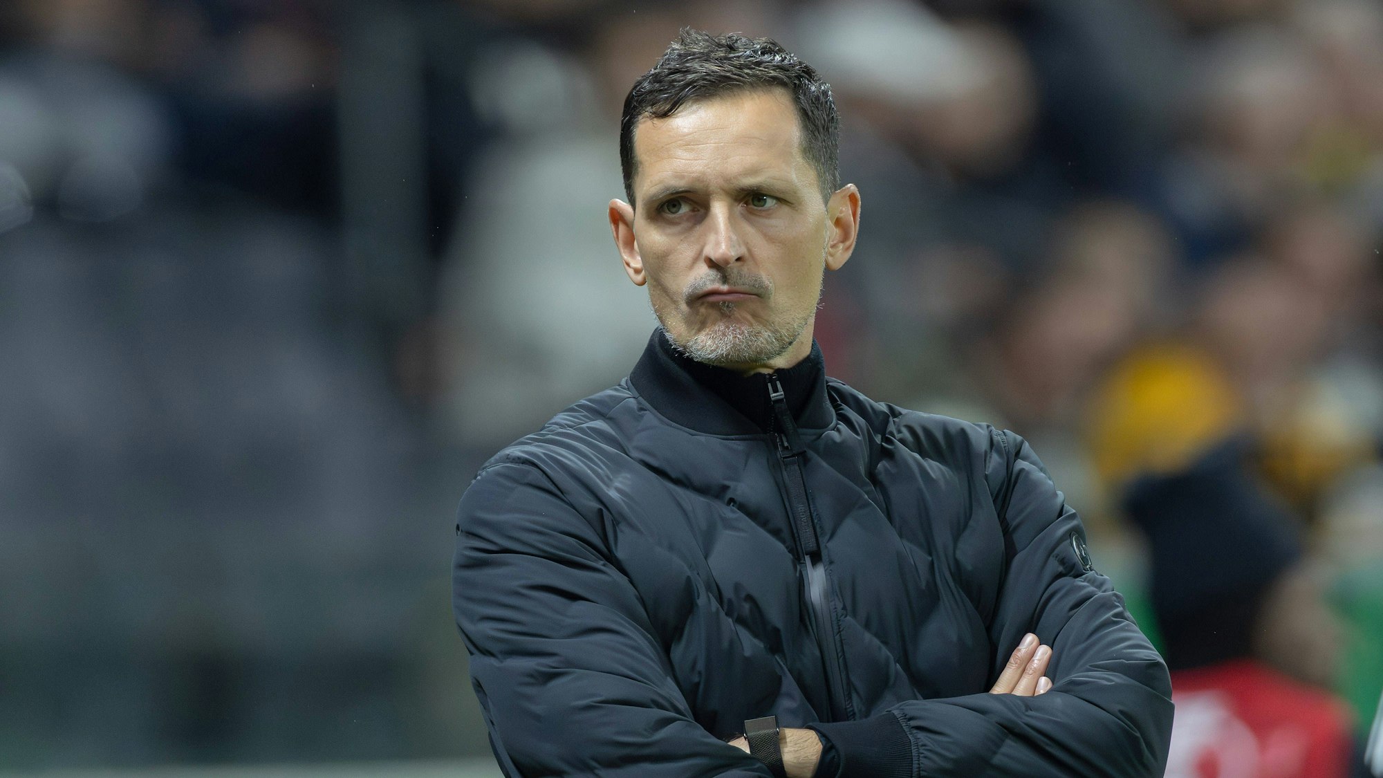 Dino Toppmöller hadert bei einem Spiel von Eintracht Frankfurt.