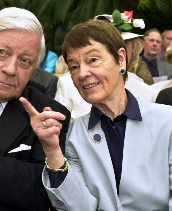 Altbundeskanzler Helmut Schmidt und seine Frau Loki unterhalten sich.